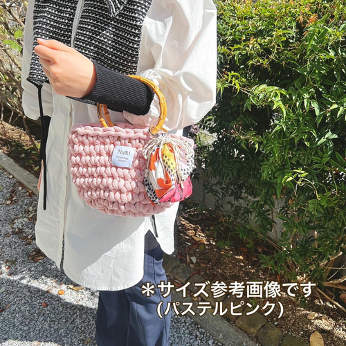 マーブルグレーのバッグチャーム付きかぎ針編みカゴバック かご