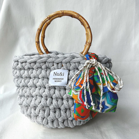 マーブルグレーのバッグチャーム付きかぎ針編みカゴバック 2枚目の画像
