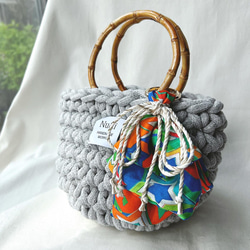 マーブルグレーのバッグチャーム付きかぎ針編みカゴバック 1枚目の画像
