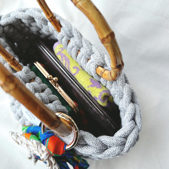 マーブルグレーのバッグチャーム付きかぎ針編みカゴバック 5枚目の画像