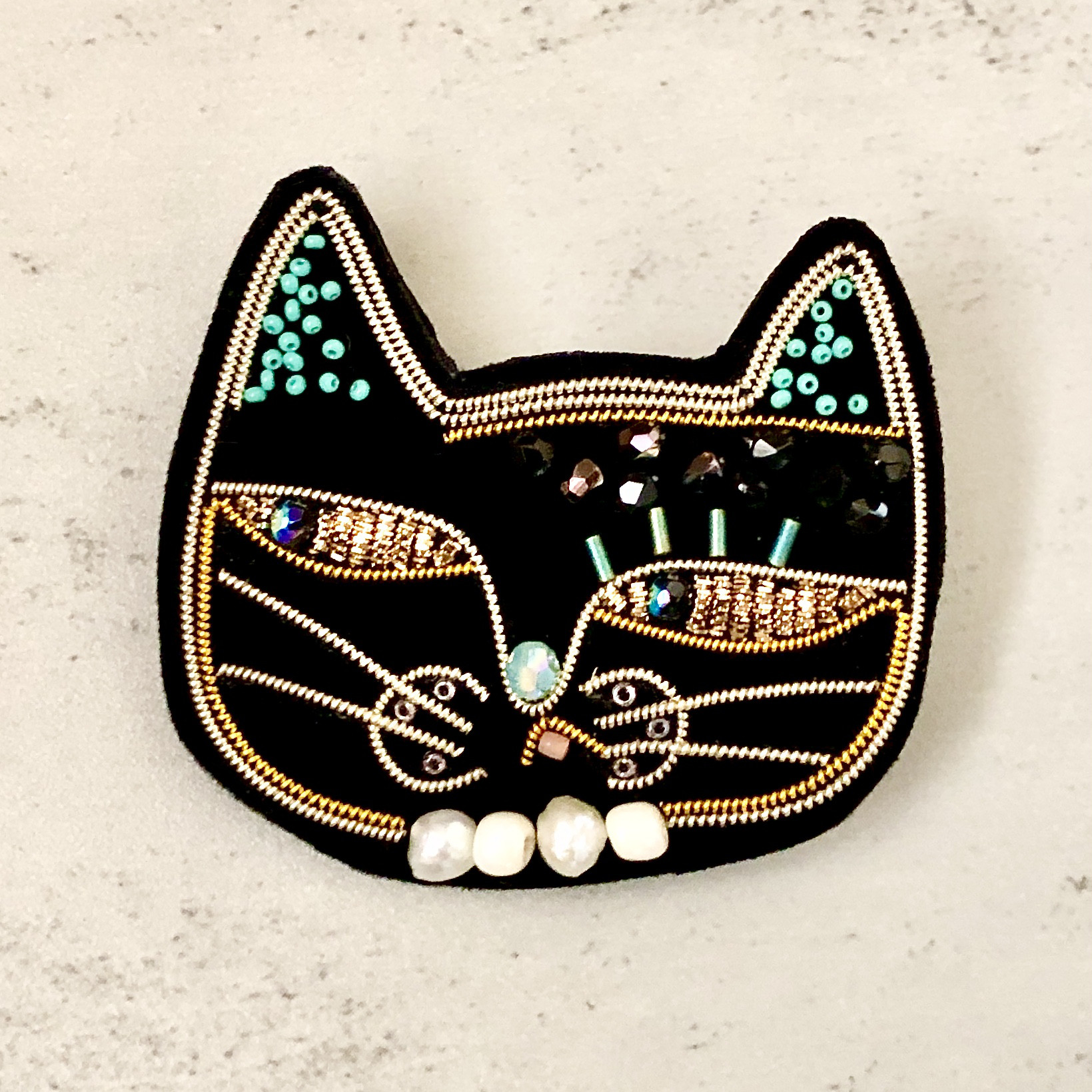 猫のブローチ 黒と金 かわいい花の黒猫 ブローチ 縁どりゴールド ねこ好きさん 簡易