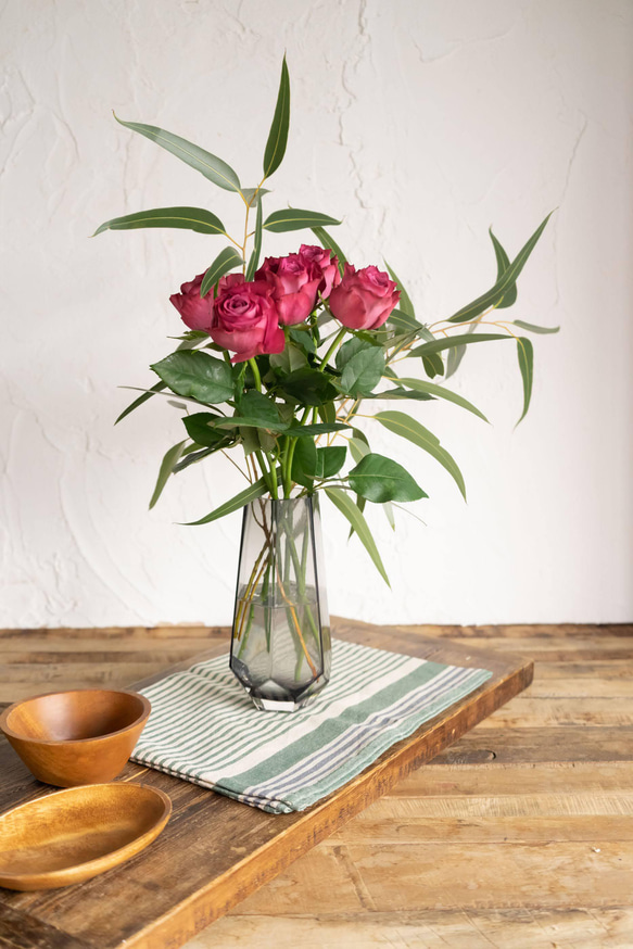【花瓶&ユーカリとパープルローズ】ブルーグレーのおしゃれな花瓶、ローズとユーカリの花束 1枚目の画像