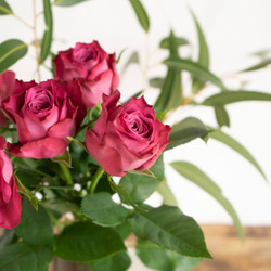 【花瓶&ユーカリとパープルローズ】ブルーグレーのおしゃれな花瓶、ローズとユーカリの花束 5枚目の画像