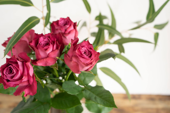 【花瓶&ユーカリとパープルローズ】ブルーグレーのおしゃれな花瓶、ローズとユーカリの花束 5枚目の画像