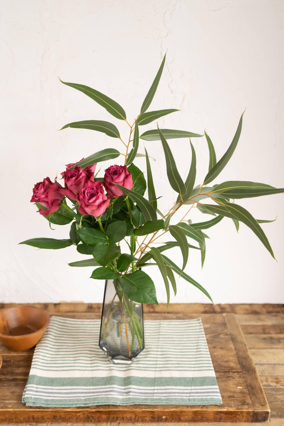 【花瓶&ユーカリとパープルローズ】ブルーグレーのおしゃれな花瓶、ローズとユーカリの花束 7枚目の画像