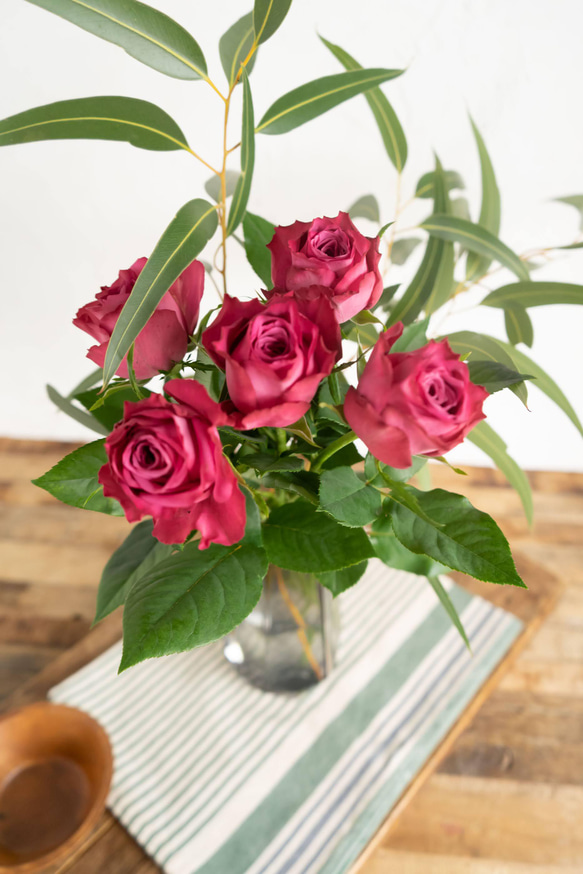 【花瓶&ユーカリとパープルローズ】ブルーグレーのおしゃれな花瓶、ローズとユーカリの花束 4枚目の画像