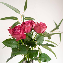 【花瓶&ユーカリとパープルローズ】ブルーグレーのおしゃれな花瓶、ローズとユーカリの花束 2枚目の画像