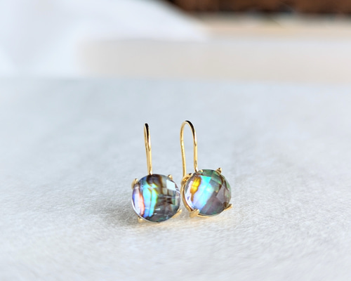 アバロンシェル×水晶カービングピアス アバロンシェルと水晶によるフックピアス ～Anastasia | iichi