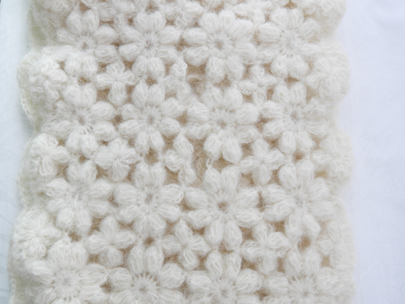 新作大人可愛いマフラー幅広　お花モチーフ編み　チクチクしないアルパカ75%　オフホワイト 4枚目の画像