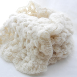 新作大人可愛いマフラー幅広　お花モチーフ編み　チクチクしないアルパカ75%　オフホワイト 6枚目の画像