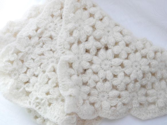 新作大人可愛いマフラー幅広　お花モチーフ編み　チクチクしないアルパカ75%　オフホワイト 5枚目の画像