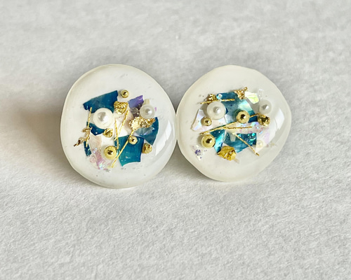 ホワイト×ブルーシェルの一粒ピアス ピアス（スタッド・一粒 