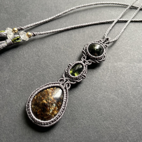 モルダバイト&ブラックオパールのマクラメペンダント 【公式通販】