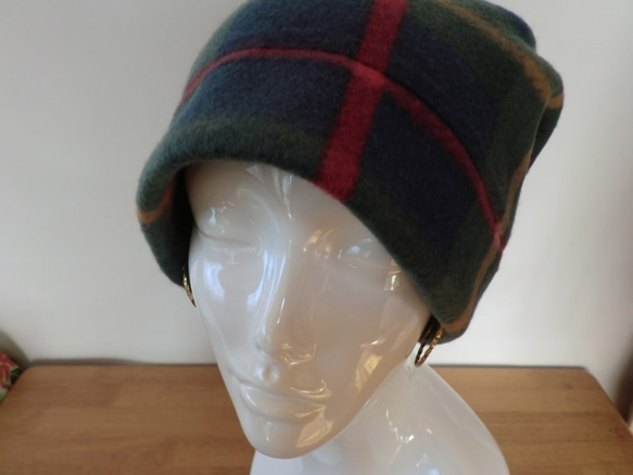 ふんわりやさしい暖かフリース帽子　チェック　紺×グリーン系 4枚目の画像