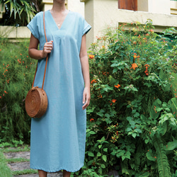 純棉材質簡約V領連衣裙 藍色 第4張的照片