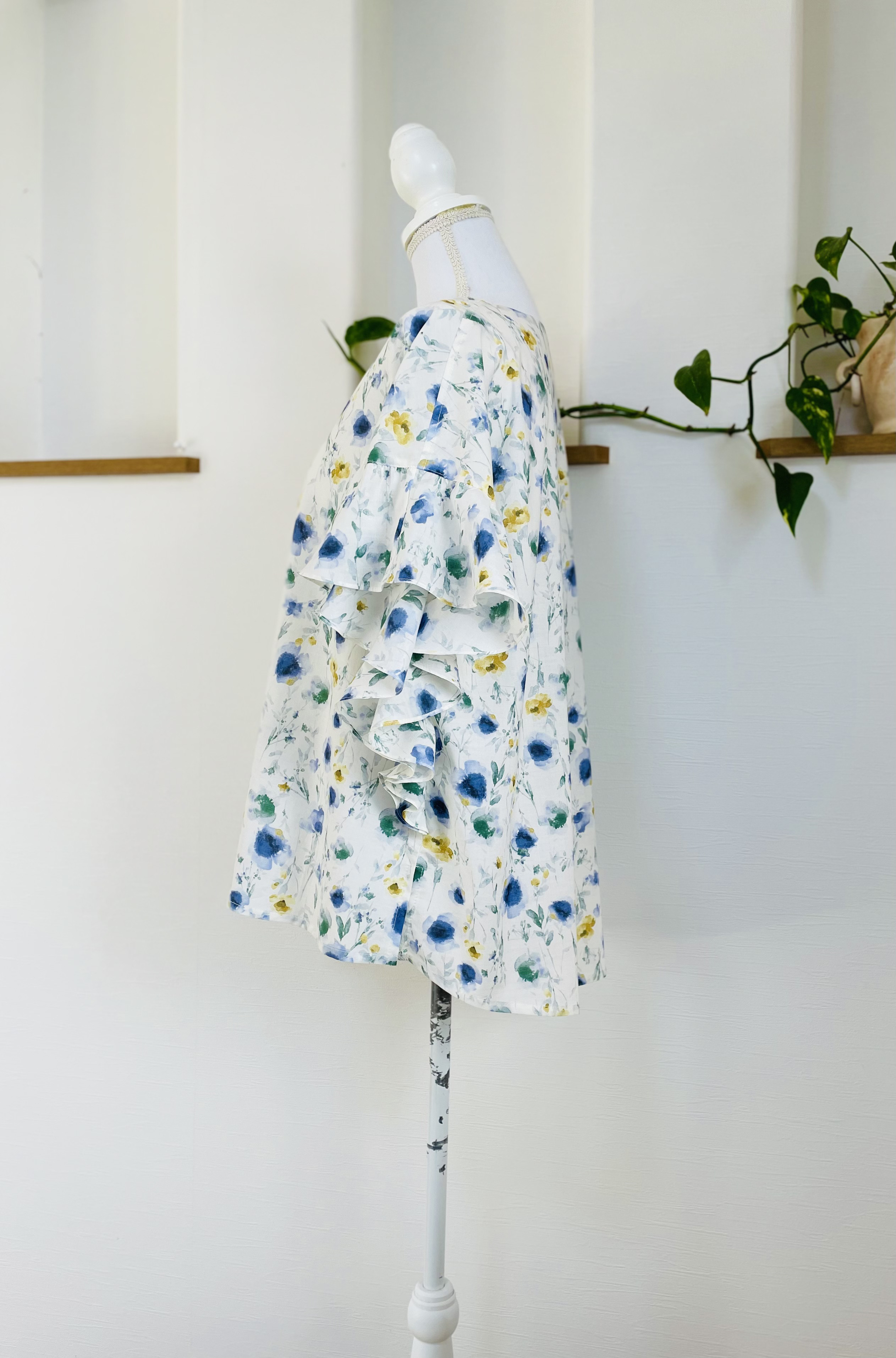 再販花柄水彩画綿ローンゆったりめなフリル袖のプルオーバーブルーと黄色