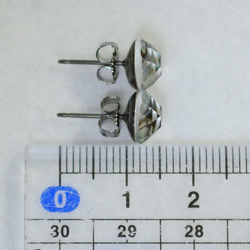 （１点もの）アバロンシェル＆水晶のスタッドピアス（8mm・チタンポスト） 5枚目の画像