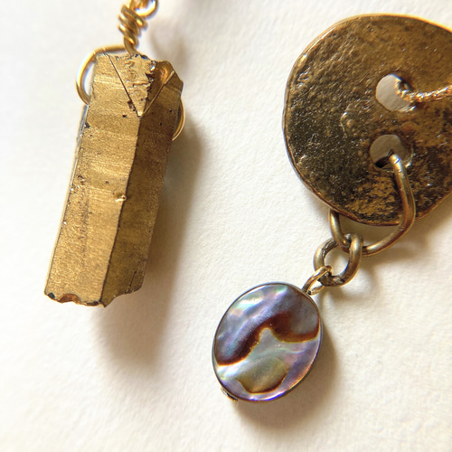 水晶 ゴールド アバロンシェル ボタン アシンメトリー ピアス  