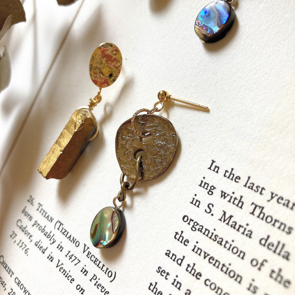 水晶 ゴールド アバロンシェル ボタン アシンメトリー ピアス  