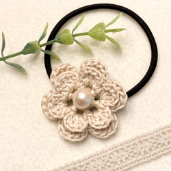 flower crochetとコットンパールのヘアゴム　ivory 2枚目の画像