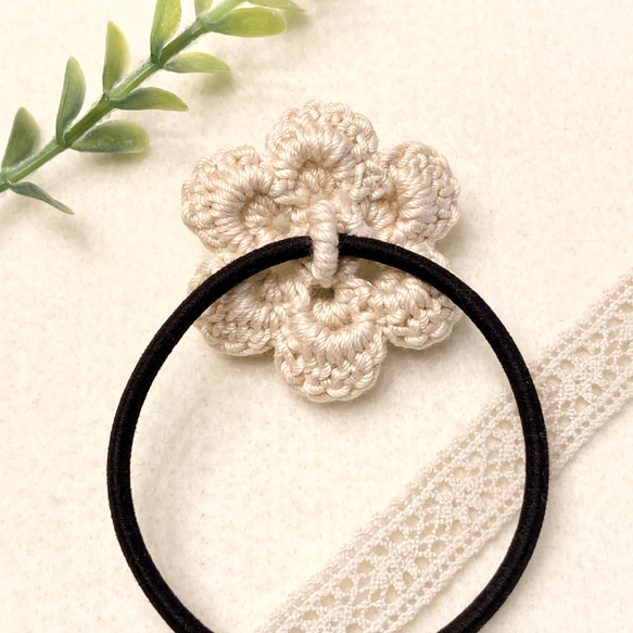 flower crochetとコットンパールのヘアゴム　ivory 4枚目の画像