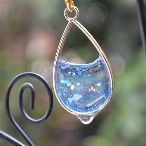 アクアマリン  レジンストラップ 富と幸福のシンボル】1点物 虹入りアクアマリン原石＆レインボー