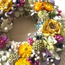薔薇と紫陽花&ヘリクリサムとペッパーベリーのリース 3枚目の画像