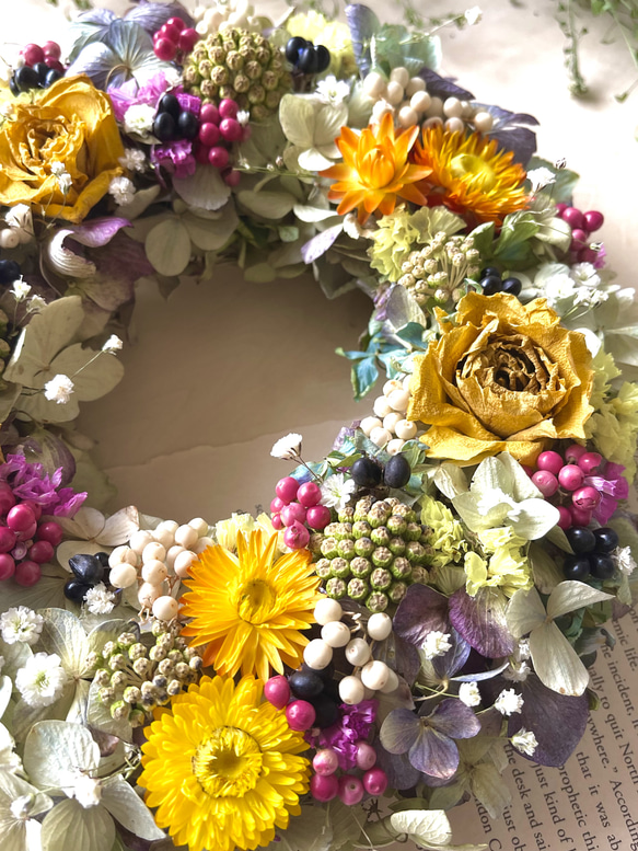 薔薇と紫陽花&ヘリクリサムとペッパーベリーのリース 3枚目の画像