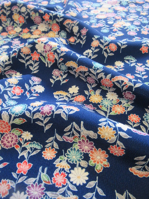 深藍色 Hon Kaga Yuzen 花卉圖案 純絲丹後縐紗 No.42 [長 100 厘米 x 寬 36 厘米] 和服解開日本 第2張的照片