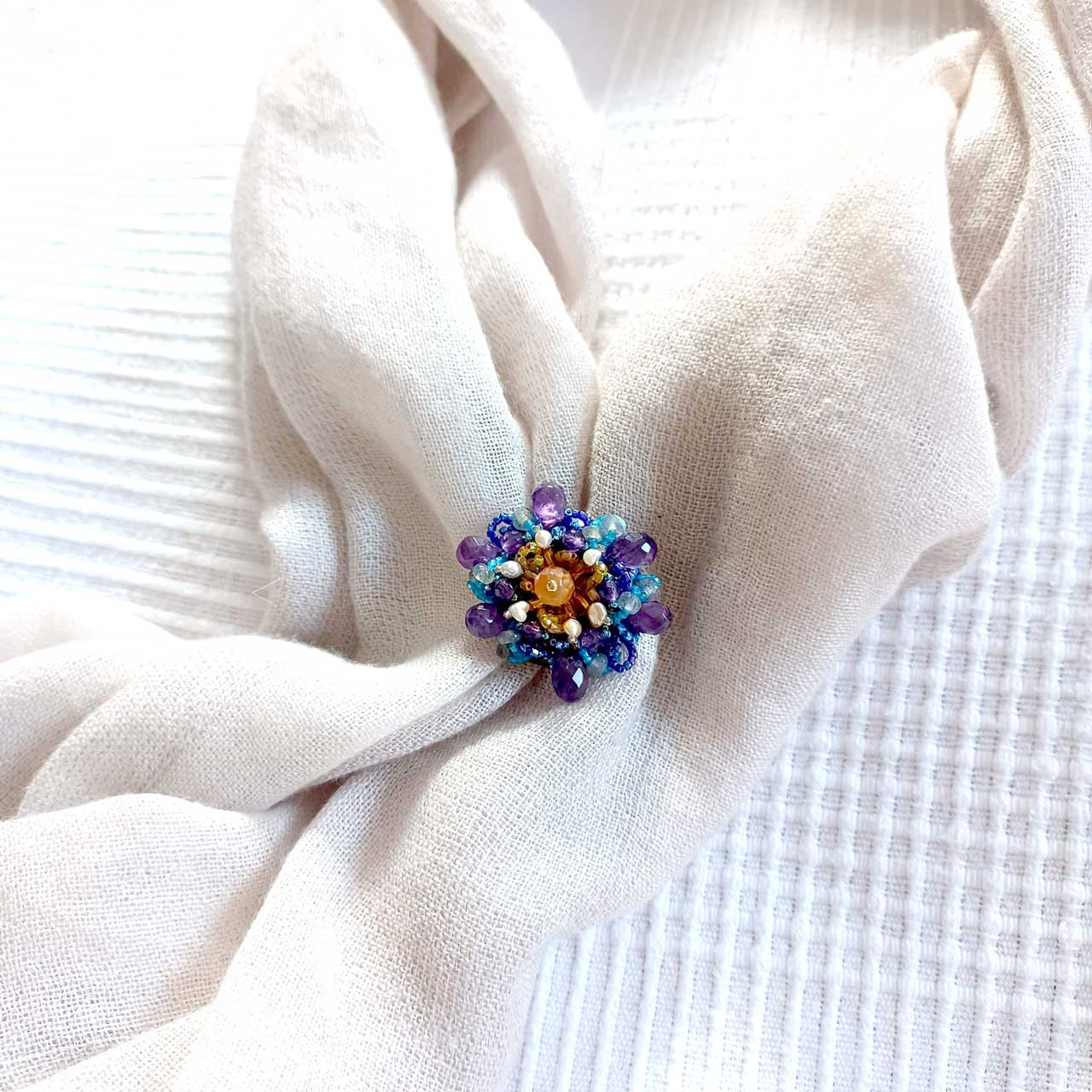 アメジストとケシパールが光る華やかなブローチ