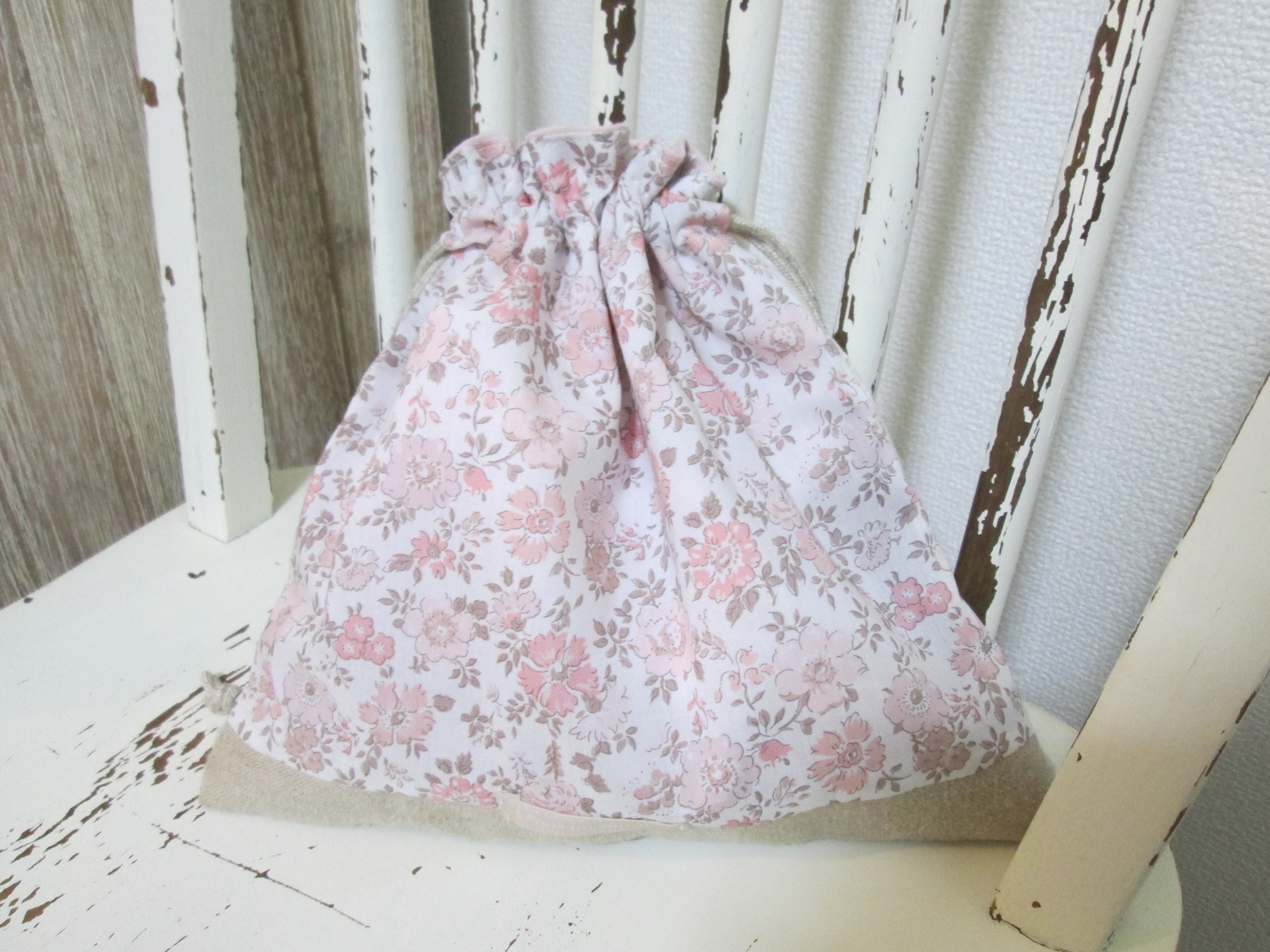 リバティArona アロナ マロン　シャビーチェリーピンクとフランスアンティークレースの巾着ポーチ