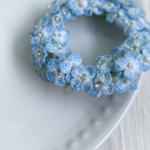 ブルー 紫陽花のリース型ブローチ レース編みアクセサリー あじさい