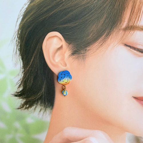 空を結ぶ＊手染め水引のグラデーションピアス ピアス（スタッド・一粒