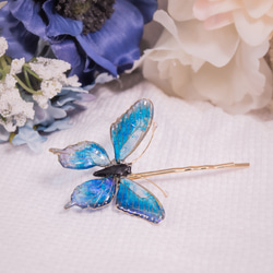 青いレジンの手作り金属糸蝶々ヘアピン 1枚目の画像