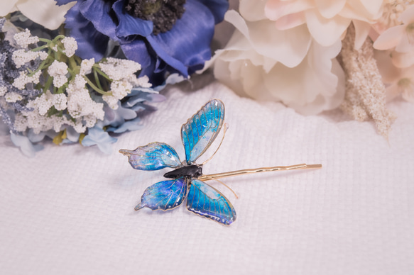 青いレジンの手作り金属糸蝶々ヘアピン 1枚目の画像