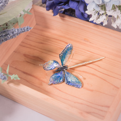 青いレジンの手作り金属糸蝶々ヘアピン 3枚目の画像