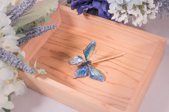 青いレジンの手作り金属糸蝶々ヘアピン 3枚目の画像