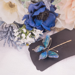 青いレジンの手作り金属糸蝶々ヘアピン 2枚目の画像