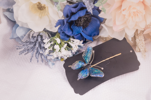 青いレジンの手作り金属糸蝶々ヘアピン 2枚目の画像