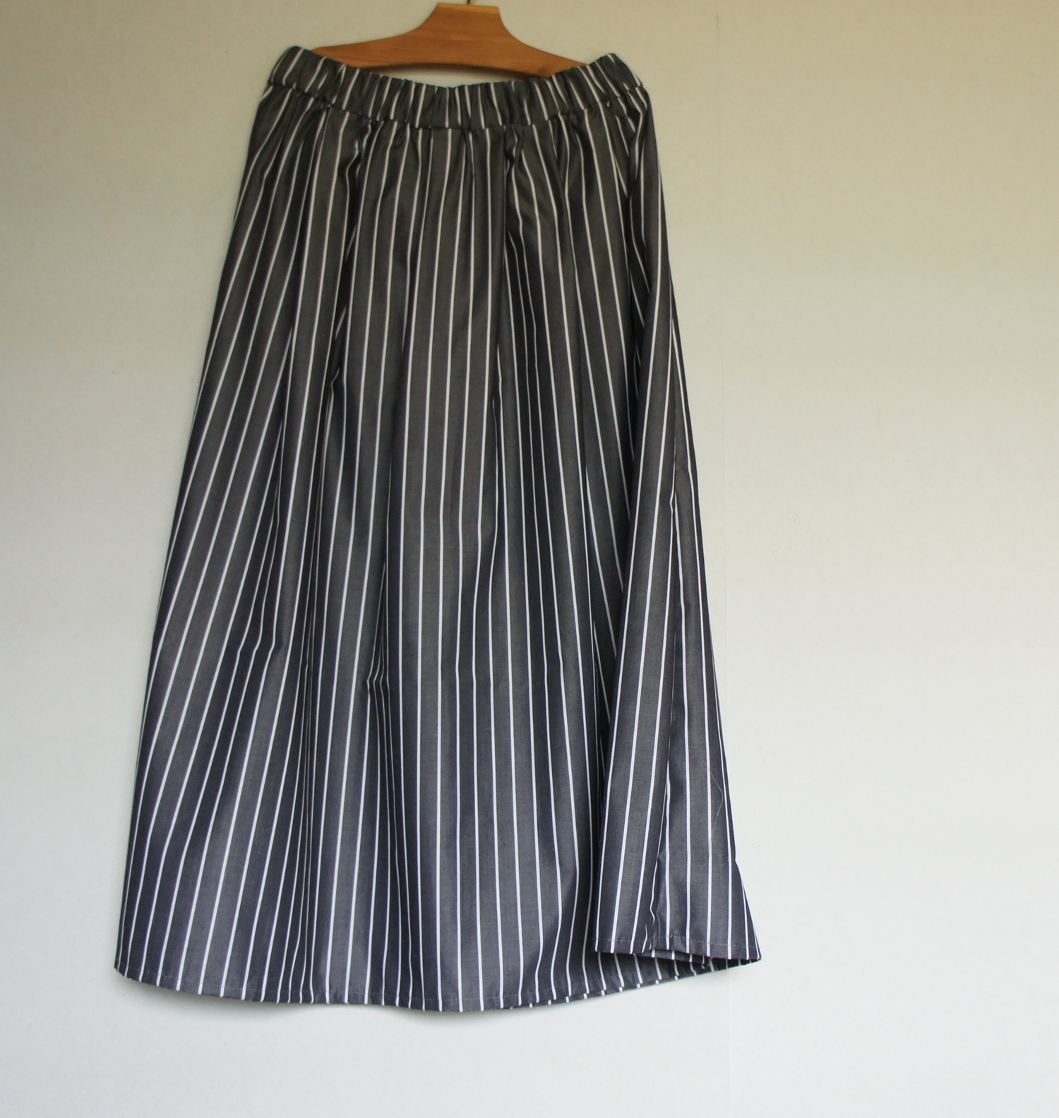 グレーストライプのギャザータックスカート
