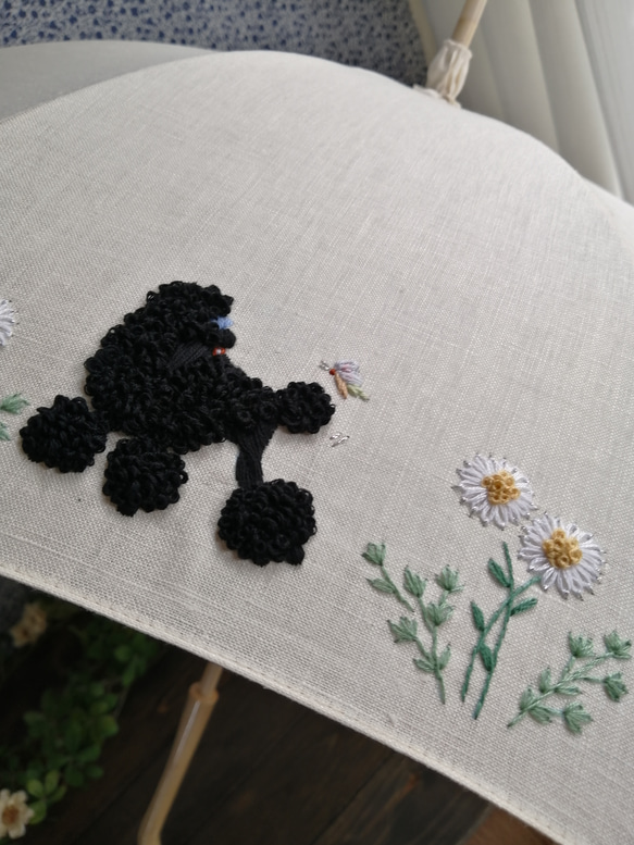 プードル刺繍の日傘(アイボリーのリネン生地に黒プードル)　UV加工済み 2枚目の画像