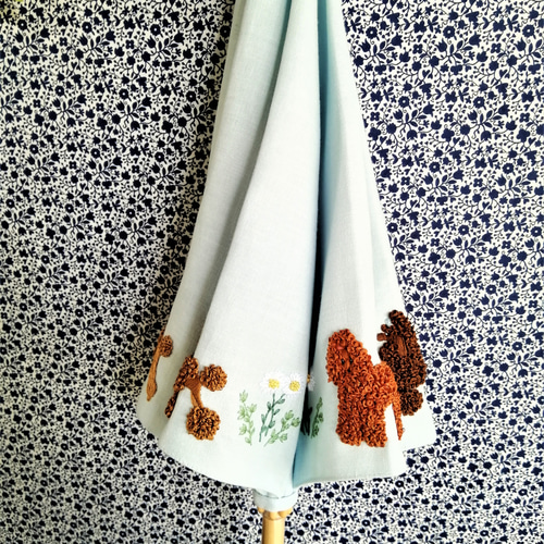 プードル刺繍の日傘（水色リネン生地に茶系プードル8頭）UV加工