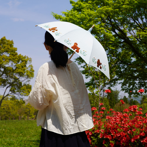 プードル刺繍の日傘（水色リネン生地に茶系プードル8頭）UV加工