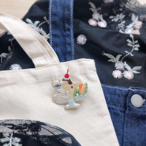 プリンアラモードと猫の刺繍ブローチ 5枚目の画像