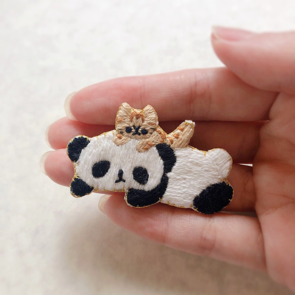 パンダと猫の刺繍ブローチ 2枚目の画像