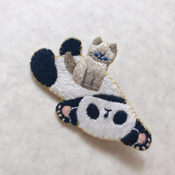 パンダと猫の刺繍ブローチ・仰向け 5枚目の画像