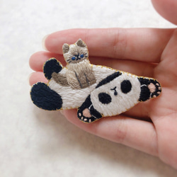 パンダと猫の刺繍ブローチ・仰向け 2枚目の画像