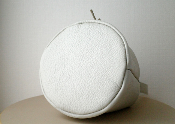 シュリンクレザー　レザーハンドル巾着バッグ　オフホワイト　Lサイズ　レザーハンドバッグ 2枚目の画像