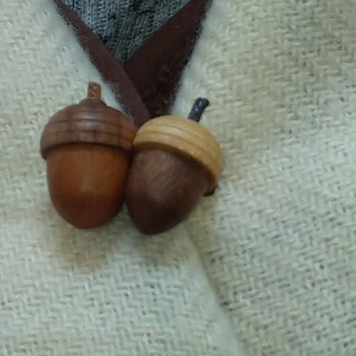 天然木 どんぐりブローチ ブローチ 家具工房 M 通販 13815176｜Creema