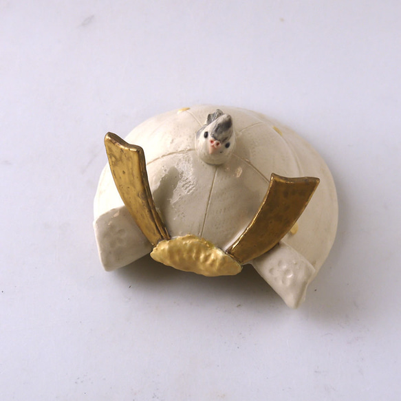 五月人形小鳥「兜の上のオカメインコ（ホワイトフェイス）」　 3枚目の画像